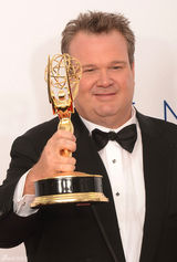 组图：艾美奖后台 艾瑞克-斯通斯崔特捧奖杯意气风发