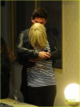 埃利-古尔丁与小男友秀恩爱 街头深情拥吻(图)