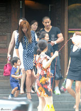 独家：刘承俊携妻儿与美女吃饭 饭后拥抱告别