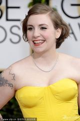 组图：金球红毯《衰姐们》莉娜黄裙 挤胸显丰满