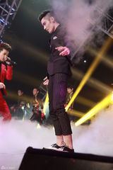 组图：范世琦居来提烟熏妆容翻唱EXO-M《MAMA》