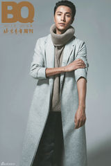 组图：陈坤跨界设计T恤登杂志封面质感十足