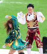 组图：刘在锡朴明秀等担任足球比赛啦啦队