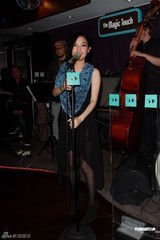 组图：范晓萱携母亲办音乐会泪洒现场