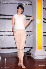 组图：梁咏琪简单装束台北录节目