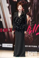 组图：李妍熙似激凸露美背 李美淑无视恶妇骂名