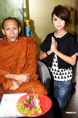 组图：杨丞琳拜佛 曾在内衣贴佛像拍片求安心