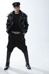 组图：《子弹》老四杜奕衡香港时尚大片 秀健硕腹肌