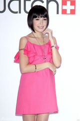 幻灯图集：许玮宁甜美代言名表 粉红吊带裙显可爱