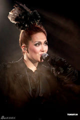 组图：卫兰个唱展魔幻双翅 老板黎明控制台助阵