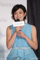 组图：桂纶镁陈妍希首次同场代言 相互欣赏不怕PK