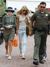 高清组图：惠特莉和男友杰森亮相 牛仔裤秀长腿