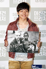 组图：吕珍九等出席电影《机关枪传教士》首映会