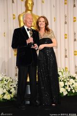 高清组图：奥斯卡后台获奖众星举金人光彩照人