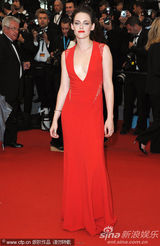 组图：暮光女火红深v裙走秀 胸前春光一览无余