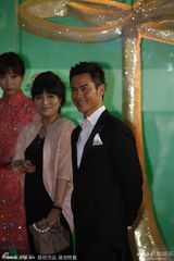 组图：上海电视节评委会成员郑嘉颖帅气亮相