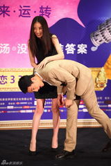 组图：《等风来》倪妮演装女 冯绍峰包场支持