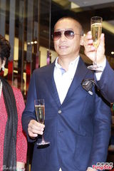 组图：梁朝伟新造型变秃头 亮相某品牌开幕礼