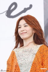 组图：SHE十周年纪念活动 Selina发短片盼早日归队