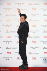 组图：张晓龙亮相街拍盛典黑衣硬朗