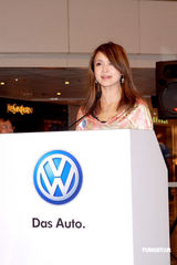 高清：杨采妮内地拍戏水土不服 小露香肩明显消瘦