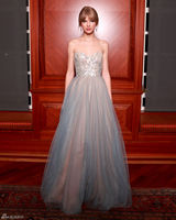 高清组图：泰勒-斯威夫特薄纱抹胸长裙清纯亮相