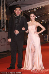 组图：杨千霈亮相金钟奖红毯 粉裙性感甜美