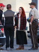 组图：暮光女染红发面显憔悴 与多男子片场吸烟