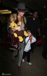 幻灯图集：维多利亚现身机场 克鲁兹独享母爱