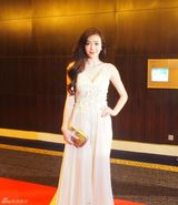 组图：周韦彤亮相“最美新娘”  镂空长裙尽显从容典雅