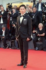 组图：吕聿来何文超携新片亮相威尼斯红毯