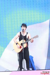 组图：香港巨蛋音乐节f(x)领衔冒台风献歌舞