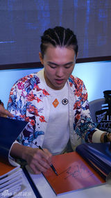 组图：《张玮是谁》写真首发 现身上海办签售