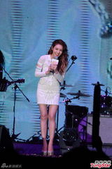 组图：吴雨霏唱失恋歌 许志安称郑秀文难讨好