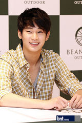 组图：韩星金秀炫办签名会大派温暖笑容