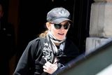 组图：麦当娜携子现身巴黎 大姐大派头十足