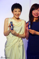 组图：许晴现身护肤品发布会 裸色长裙似女神