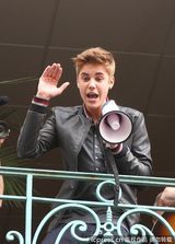 组图：比伯拿扩音喇叭开阳台演唱会