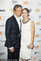 《亚瑟-纽曼》多伦多首映 艾米丽白裙高贵优雅