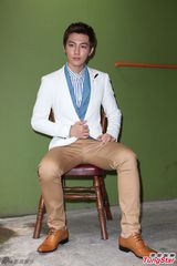 组图：炎亚纶亮相粉丝见面会 衣着帅气抢镜