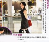 组图：孝顺女梁咏琪扫货 豪掷2万买项链送母亲