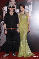 高清图：舒淇发型复古长裙性感 黄秋生装扮新潮