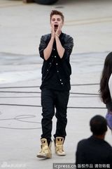 组图：贾斯汀-比伯为新曲拍MV 与女主角调情频笑场