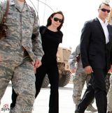 高清组图：安吉丽娜访问伊拉克 一路士兵同行似特工