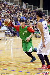 组图：萧敬腾一扫泼粪阴霾 展笑颜和学生打球