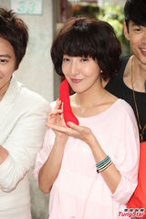 组图：孙耀威不敌美食狂嗑粽子