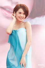 组图：杨丞琳新专辑火爆庆功 师弟站台送镶钻口琴