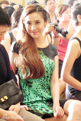 组图：王澜霏低调现身发布会 大走可爱路线