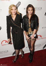 高清组图：麦当娜携女儿亮相 母女俩钟爱丝袜