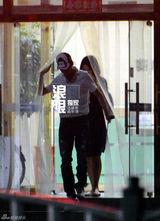 组图：冯绍峰拍《狼图腾》被小狼咬 忙打疫苗